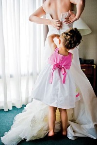 Aider maman à mettre sa robe de mariée
